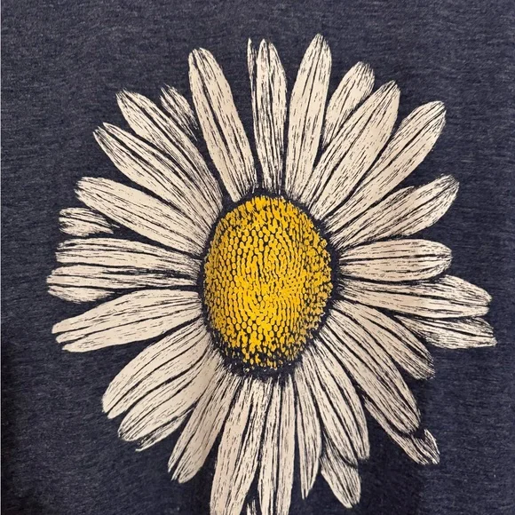 Daisy short sleeve T shirt very soft. Like new size L - Picture 2 of 6